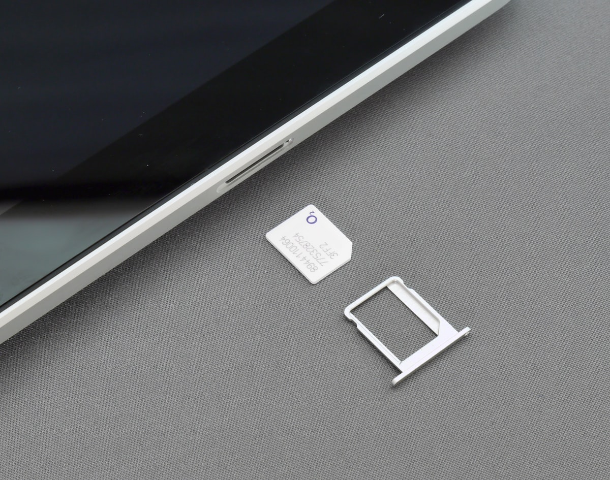 SIM tray and card beside a smartphone during setup